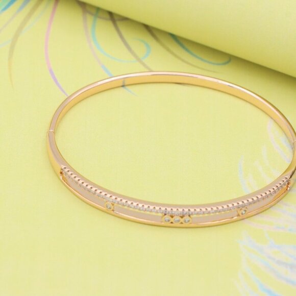 Elegant Rose Gold Plated Bangle with Crystal Detailing, XPBL0568 - Picture 2 of 12